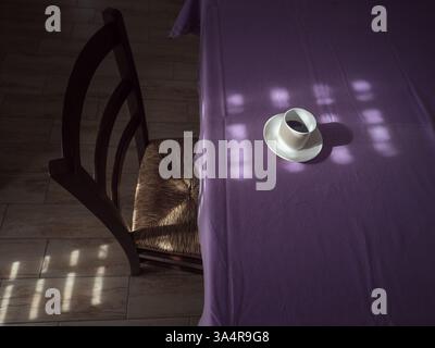 Expresso ensoleillé sur nappe violette dans le confortable Italian Home Banque D'Images
