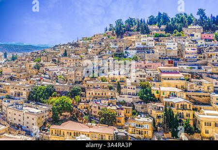La ville historique de Salt en Jordanie avec des rues pittoresques et des maisons éblouissantes de la fin de l'époque ottomane. Banque D'Images