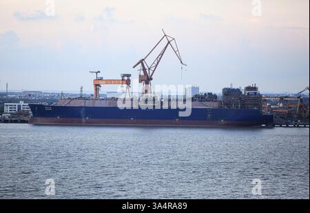 Photo du fichier : 19 mars 2025. Le pétrolier GNL CESI BEIHAI vu lors de sa construction aux chantiers navals chinois Hudong-Zhonghua à Shanghai en 2017. Les industries du transport et de la logistique, l'industrie de la construction navale et de l'air, les importateurs/exportateurs de marchandises et de fret, les opérateurs portuaires, ainsi que les entreprises impliquées dans la vente, la transformation, le stockage, le transport d'énergie ou de matières premières, et d'autres secteurs de l'économie mondiale attendent avec impatience le 24 mars la conclusion de l'audition publique organisée par le représentant au commerce des États-Unis (USTR) pour s'adresser à la Chine... Crédit : KEVIN IZORCE/Alamy Live News Banque D'Images