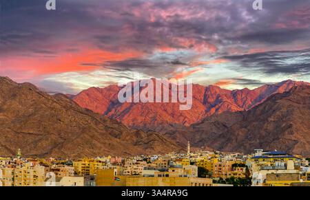 Jordanie, ville d'Aqaba, beau coucher de soleil sur la ville et les montagnes. Banque D'Images