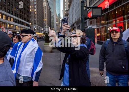 New York, États-Unis. 18 mars 2025. Un contre-manifestant pro-israélien fait des gestes aux manifestants pro-palestiniens alors que des milliers de personnes participent à une manifestation pro-palestinienne contre ? Les nouvelles frappes aériennes israéliennes à travers la bande de Gaza ?, tuant plus de 400 personnes. ? Les attaques ont rompu un cessez-le-feu temporaire avec le Hamas, augmentant les craintes d'un retour à un conflit à grande échelle.  ? (Photo de Michael Nigro/Pacific Press) crédit : Pacific Press Media production Corp./Alamy Live News Banque D'Images