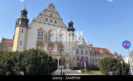 Adam Mickiewicz Square (Plac Adama Mickiewicza w Poznaniu). Collegium moins. Localisation à Poznan. Destination touristique place célèbres vieux bâtiments à Pol Banque D'Images