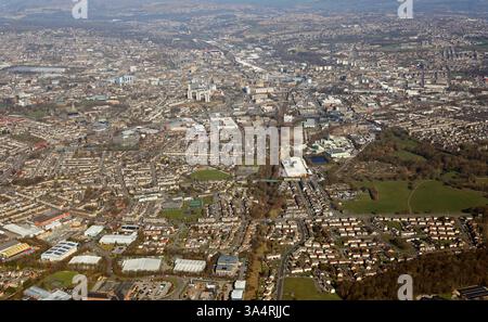 Vue aérienne de Bradford depuis le sud à West Bowling regardant vers le nord jusqu'à la ligne de chemin de fer jusqu'au centre-ville Banque D'Images