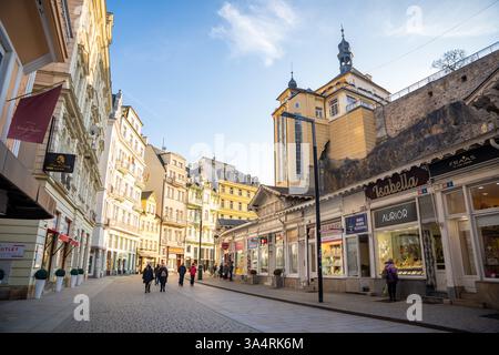 Karlovy Vary, République tchèque - 10 février 2025 : vue sur le centre-ville de Karlovy Vary avec des gens et des cafés en hiver, république tchèque Banque D'Images