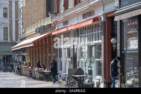 Places assises en plein air dans les cafés de South Kensington à Londres, Royaume-Uni, un matin de printemps, mars 2025 Banque D'Images