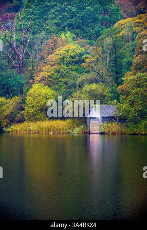 Vue d'automne de l'ancien hangar à bateaux sur Rydal Water. Banque D'Images