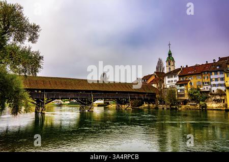 Vieille ville et le pont historique couvert de bois Holzbruecke au-dessus de la rivière Aar dans un jour d'automne avec des nuages de tempête à Olten, canton de Soleure, Suisse Banque D'Images