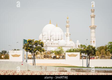 Abu Dhabi, eau - 9 mars 2025 : arrivée en voiture à la mosquée Abu Dhabi - Emirats Arabes Unis - voyage - 2 Banque D'Images