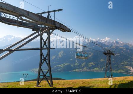 Le téléphérique descend de la station de montagne Niederhorn dans l'Oberland bernois, en Suisse Banque D'Images