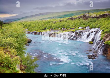 Hraunfossar - série de cascades formées par des rivets s'écoulant sur une distance d'environ 900 mètres à Borgarfjörður, dans l'ouest de l'Islande Banque D'Images