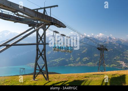 Le téléphérique descend de la station de montagne Niederhorn dans l'Oberland bernois, en Suisse Banque D'Images