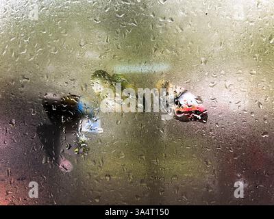 Fenêtre mouillée pendant la pluie. Fenêtre avec gouttes de pluie. Surface mouillée. Arrière-plan avec espace de copie. Banque D'Images