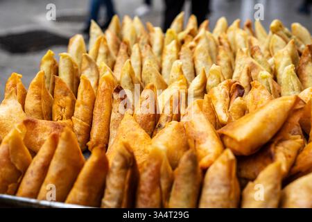 Briwat fromage et légumes, marché souk, Tanger, Maroc, Afrique du Nord Banque D'Images