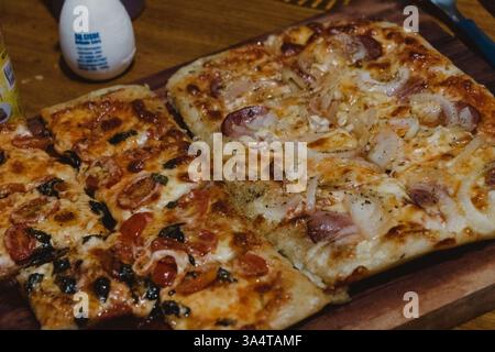 Deux types de Pizza sur planche en bois Banque D'Images