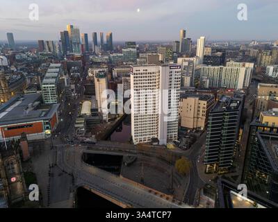 Image aérienne panoramique des gratte-ciel verts de Salford et Manchester Banque D'Images