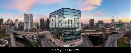 Image panoramique du paysage urbain de Manchester/Salford avec la rivière Irwell et les bâtiments de façade vitrés de quai. Banque D'Images