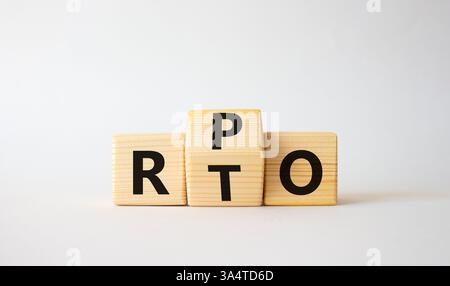 Symbole EFC vs RTO. Cubes en bois avec les mots RTO et RPO. Beau fond blanc. concept commercial. Copier l'espace Banque D'Images