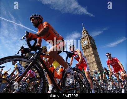 Photo du dossier datée du 08-07-2007 des Riders passent devant le Palais de Westminster alors qu'ils quittent Londres lors du Tour de France Stage One London to Canterbury. Édimbourg a été choisie pour offrir une « magnifique toile de fond » au départ du Tour de France 2027. Le Royaume-Uni accueillera l’épreuve masculine pour la cinquième fois – la première s’est déroulée à Plymouth en 1974 – et débutera la course une troisième fois après Londres en 2007 et Leeds en 2014, lorsque la ville du West Yorkshire a surmonté une offre d’Édimbourg. Date d'émission : mercredi 19 mars 2025. Banque D'Images