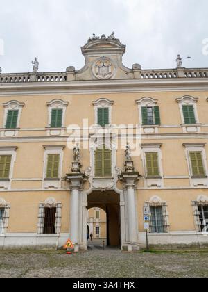 Colorno, Italie 1er mars 2025 détail architectural de la façade du Palais de Colorno, avec statues, armoiries et volets verts Banque D'Images