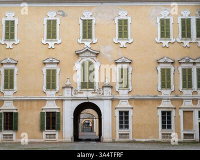 Colorno, Italie 1er mars 2025 détail architectural de la façade du palais de Colorno, mettant en valeur son style baroque, son travail complexe en stuc, et Ar Banque D'Images