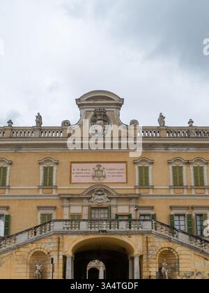 Colorno, Italie 1er mars 2025 Palais baroque de Colorno, également connu sous le nom de petit Versailles, présentant son architecture majestueuse, ses statues et ses nuages Banque D'Images