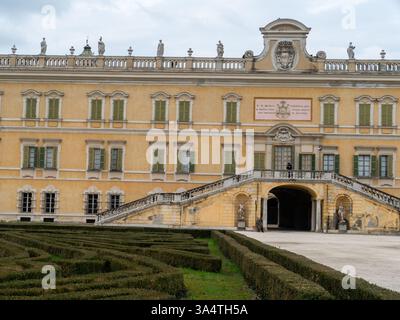 Colorno, Italie 1er mars 2025 vue panoramique du palais ducal baroque de Colorno, près de Parme, avec ses statues et le jardin à la française Banque D'Images