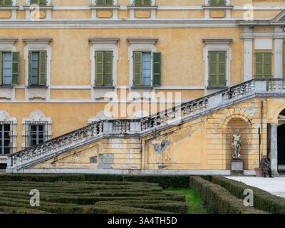 Colorno, Italie 1er mars 2025 escalier extérieur menant à l'étage principal du Palais de Colorno avec sa façade baroque et le gre caractéristique Banque D'Images