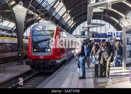 Hauptbahnhof Karlsruhe mit Zug, Bahnsteig und Stationsschild. RE der Schwarzwaldbahn BEI der Einfahrt. // 18.03.2025 : Karlsruhe, Baden-Württemberg, Deutschland, Europa *** gare principale de Karlsruhe avec panneau de train, quai et gare RE du chemin de fer de la Forêt Noire à l'entrée 18 03 2025 Karlsruhe, Baden Württemberg, Allemagne, Europe Banque D'Images