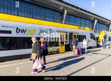Hauptbahnhof Karlsruhe mit Zug, Bahnsteig und Stationsschild. Doppelstockwagen der DB Regio, gelb lackiert für die baden-Württembergische Mobilitätsmarke bwegt. RE7. // 18.2025 : Karlsruhe, Baden-Württemberg, Deutschland, Europa *** Gare centrale de Karlsruhe avec panneau train, quai et gare DB Regio autocar à deux étages, peint en jaune pour la Württemberg marque de mobilité Bwegt RE7 18 03 2025 Karlsruhe, Bade-Württemberg, Allemagne, Europe Banque D'Images