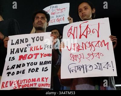 Dhaka, Bangladesh. 20 mars 2025. Des militants de gauche et des étudiants tiennent des pancartes alors qu'ils participent à un rassemblement de protestation contre les attaques israéliennes contre Gaza à Dacca. (Crédit image : © MD Mehedi Hasan/ZUMA Press Wire) USAGE ÉDITORIAL SEULEMENT ! Non destiné à UN USAGE commercial ! Banque D'Images