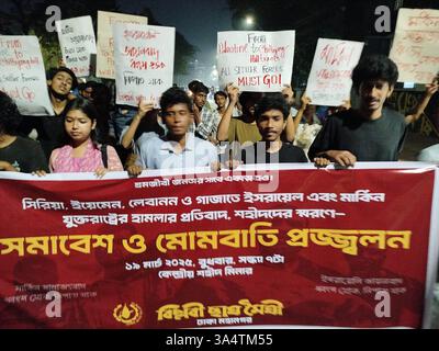 Dhaka, Bangladesh. 20 mars 2025. Des militants de gauche et des étudiants tiennent des pancartes alors qu'ils participent à un rassemblement de protestation contre les attaques israéliennes contre Gaza à Dacca. (Crédit image : © MD Mehedi Hasan/ZUMA Press Wire) USAGE ÉDITORIAL SEULEMENT ! Non destiné à UN USAGE commercial ! Banque D'Images