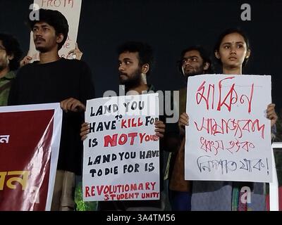 Dhaka, Bangladesh. 20 mars 2025. Des militants de gauche et des étudiants tiennent des pancartes alors qu'ils participent à un rassemblement de protestation contre les attaques israéliennes contre Gaza à Dacca. (Crédit image : © MD Mehedi Hasan/ZUMA Press Wire) USAGE ÉDITORIAL SEULEMENT ! Non destiné à UN USAGE commercial ! Banque D'Images