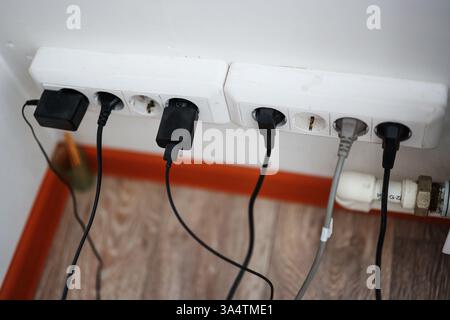 Prises électriques blanches avec prise murale Banque D'Images