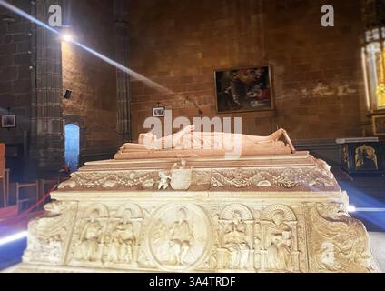 Un rayon de lumière brille le sépulcateur du monastère du Prince d'Autriche Santo Tomas à Avila, Castilla y Leon, Espagne Banque D'Images