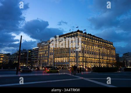 ATHÈNES, GRÈCE - 4 FÉVRIER 2019 : célèbre hôtel de luxe Grande Bretagne à Athènes, Grèce au crépuscule Banque D'Images