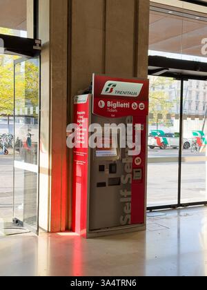 PADOUE, ITALIE - 1 NOVEMBRE 2024 : distributeur automatique de billets de train de la compagnie de transport public Trenitalia pour acheter des billets de train sur la gare Banque D'Images