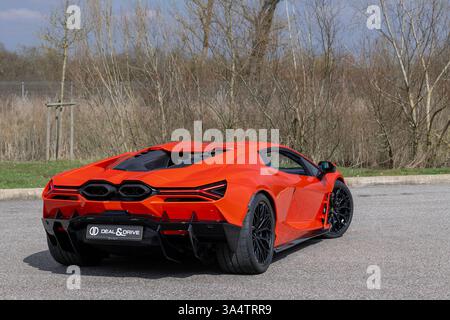 Nancy, France - vue sur une Lamborghini Revuelto orange garée sur un parking. Banque D'Images