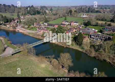 Vue aréiale par drone de la rivière Severn et Footbraidge à Arley village, Shropshire, Royaume-Uni, mars 2025 Banque D'Images