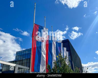 Drapeaux serbes abaissés en Berne en l'honneur du jour du Mouring, symbolisant le respect et le souvenir. Banque D'Images