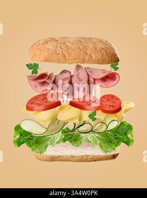 Ingrédients flottants du sandwich : pain, tranches de tomate, persil, jambon, fromage, et concombre disposés en couches, fond beige. Banque D'Images