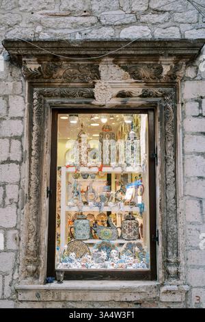 Monténégro, Kotor - 07 juillet 2024 : vitrine dans un ancien bâtiment avec des souvenirs en céramique colorés Banque D'Images