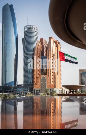 Abu Dhabi, eau - 9 mars 2025 : Hôtel moderne à Abu Dhabi avec le drapeau des Emirats Arabes Unis Banque D'Images