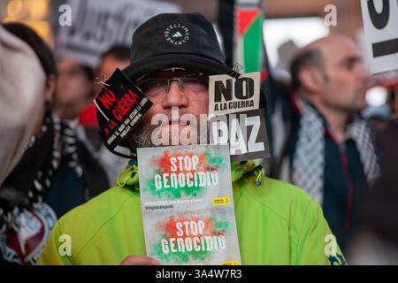 Madrid, Espagne. 19 mars 2025. Des dizaines de personnes se sont rassemblées sur la Plaza de Callao à Madrid lors d'un rassemblement d'urgence appelé par des militants pro-palestiniens pour condamner le génocide en Palestine sous le slogan : « quiconque vend des armes soutient le massacre ! » Crédit : D. Canales Carvajal/Alamy Live News Banque D'Images