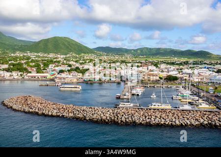 Basseterre, Saint-Kitts-et-Nevis, Port Zante port de croisière port port de plaisance Baie de Basseterre, brise-lames en pierre, défense côtière, protection riveraine, aérienne Banque D'Images