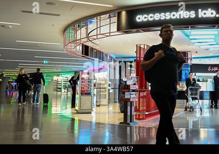 ACHÈVEMENT DU PROJET D AGRANDISSEMENT DE l AÉROPORT INTERNATIONAL HAMAD À DOHA les passagers traversent le hall d nouvellement construit à l aéroport international Hamad à Doha, Qatar, le 19 mars 2025, suite à l achèvement du projet d agrandissement de l aéroport, les hall d et E. DOHA Qatar Copyright : xNOUSHADx Banque D'Images