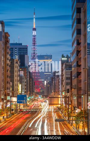 Tokyo, Japon avec la tour de Tokyo au-dessus de la circulation au crépuscule. Banque D'Images