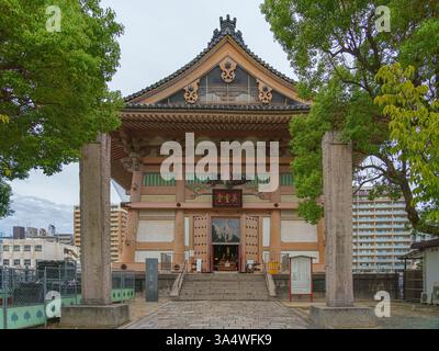Osaka, Japon - Sep 21 2024, vue panoramique du bâtiment dans le cimetière et les terrains du temple Shitennoji, avec des arbres sur un fond et ciel nuageux, Wit Banque D'Images