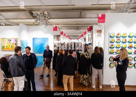 New York, États-Unis. 19 mars 2025. L’Affordable Art Fair a ouvert ses portes aux VIP au Metropolitan Pavilion, avec des galeries exposant de l’art contemporain à des prix allant de 100 $ à 12 000 $. Crédit : Ed Lefkowicz/Alamy Live News Banque D'Images