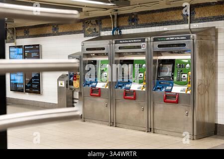 New York, États-Unis. 19 mars 2025. Les bornes tarifaires MetroCard pour la Metropolitan Transportation Authority sont vues à Lower Manhattan, NY, le mercredi 19 mars 2025. Le MTA a annoncé qu’il retirerait les Metrocards d’ici la fin de 2025 au profit du système OMNY, qui encourage les coureurs à utiliser la fonction tap-to-pay de leur smartphone ou à acheter une carte OMNY, similaire à Metrocard mais avec de nouvelles stipulations. (Photo de Cristina Matuozzi/Sipa USA) crédit : Sipa USA/Alamy Live News Banque D'Images