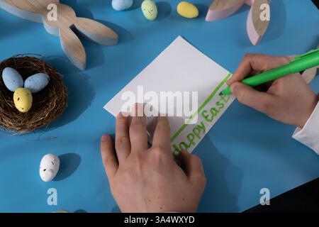 Oeufs DE PÂQUES et peinture de lapin préparation durable processus de bricolage de fabrication de cartes de voeux faites à la main. Activité étape par étape pour les enfants. Passe-temps inclusif et responsable de vacances de soulagement du stress. Célébration consciente Banque D'Images